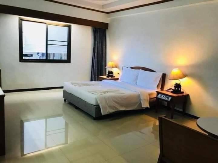 Vatchara Northgate Hotel ナコンサワン エクステリア 写真
