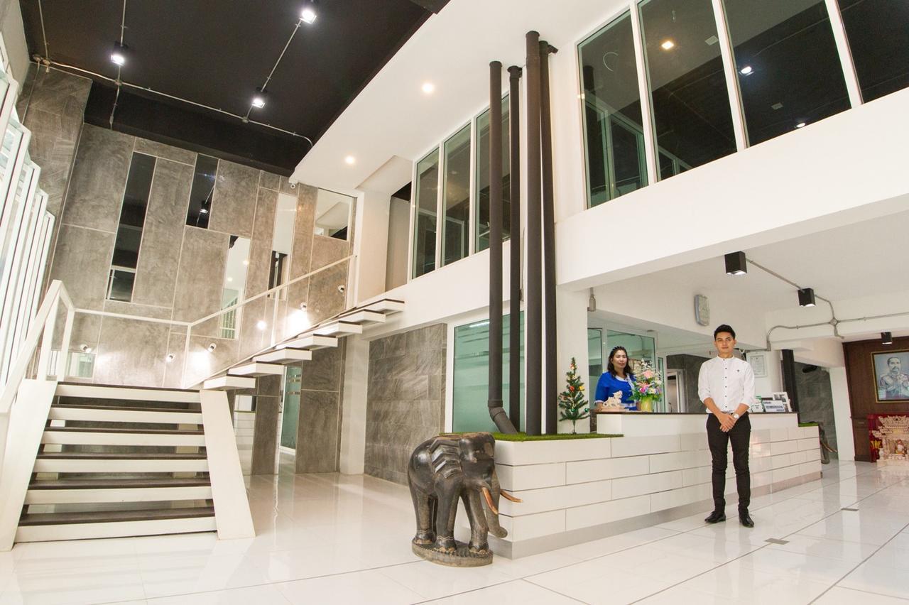 Vatchara Northgate Hotel ナコンサワン エクステリア 写真